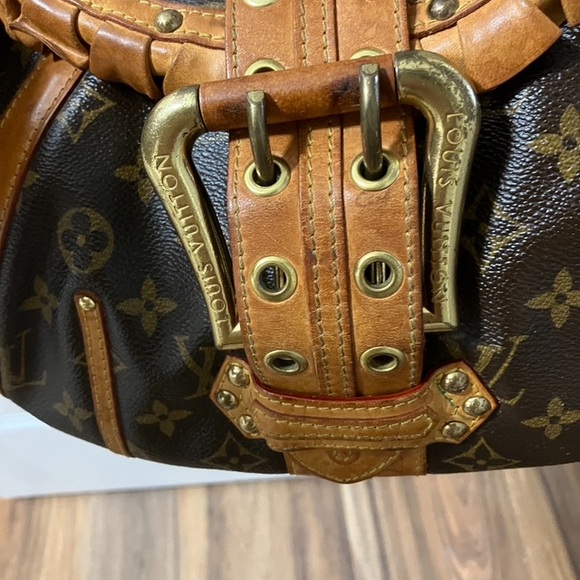 Authentic Louis Vuitton Leonor. Extra Strap Included. - Picture 3 of 10